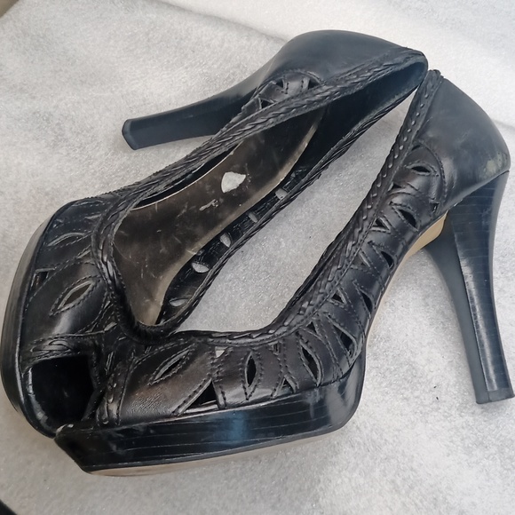 Guess Black Leather Platform Sandals Shoes Pumps with cut out design 4" Heels - Picture 9 of 9
